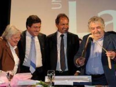 Scioli particip� de homenaje a Pepe Mujica en Lan�s