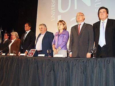 Mujica fue homenajeado en Lan�s, donde defendi� la integraci�n Latinoamericana