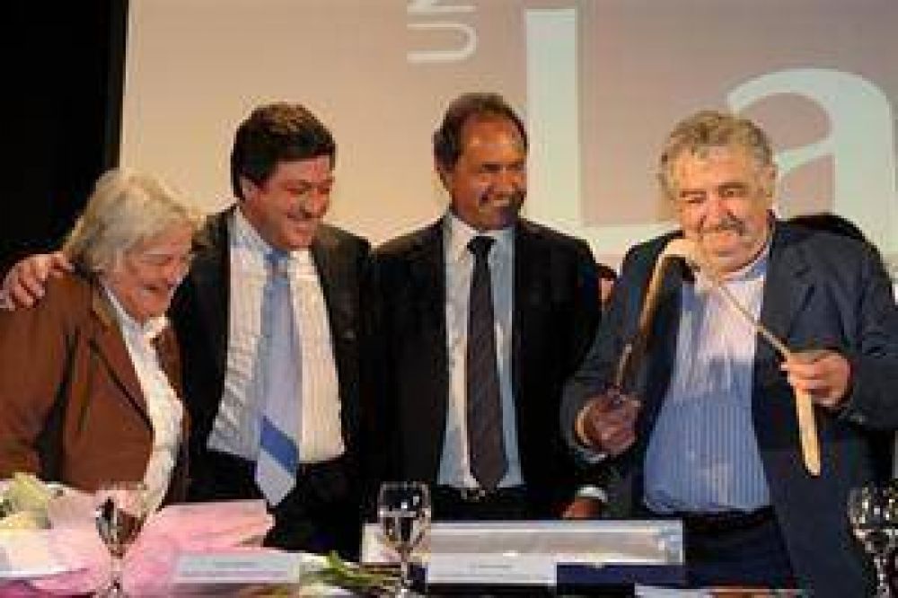 Mujica visit� el pa�s y se mostr� cerca del Gobierno