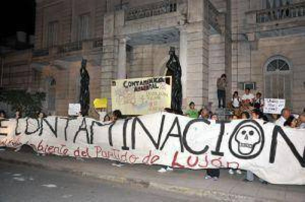 Los asamble�stas volvieron a reclamar frente al municipio 