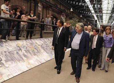 EL PRESIDENTE URUGUAYO JOS� MUJICA RECIBI� AMBAS DISTINCIONES EN LAN�S