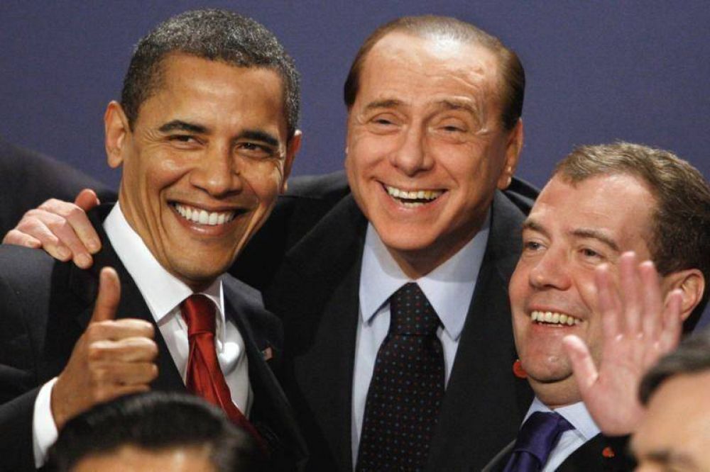 Entre festejos y abucheos, se fue Berlusconi