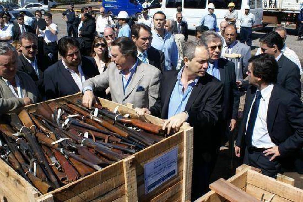 Trituraci�n de armas y luego fundici�n en una planta sider�rgica de nuestra ciudad