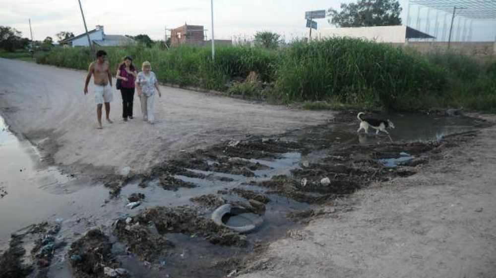 Quejas de vecinos por el humo y calles rotas