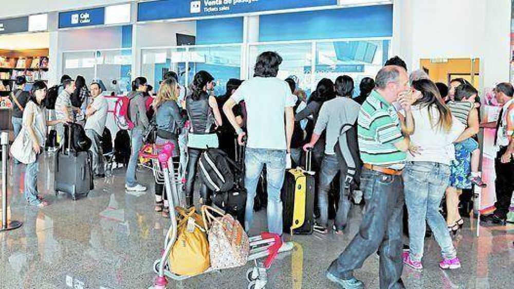 Aerol�neas reprograma vuelos y la tensi�n no cede