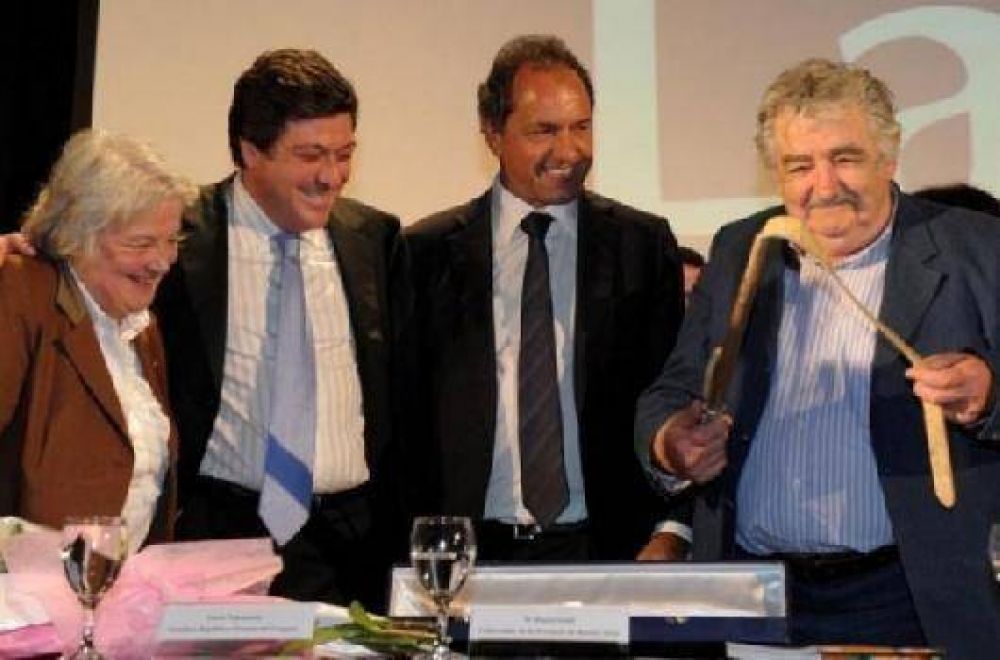 El presidente uruguayo Jos� Mujica fue distinguido en la Universidad de Lan�s