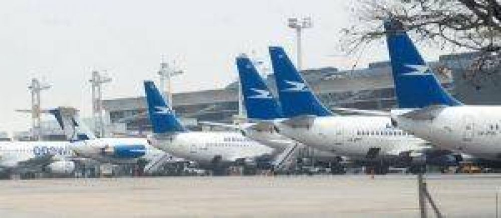 Buscan declarar ilegal la huelga de AA y acusan de extorsi�n al gremio