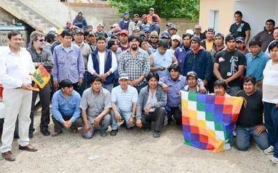 Obreros bolivianos entregaron un presente a director de Cooperativas