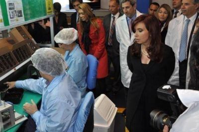 Cristina Fern�ndez visita en Ushuaia la ex planta de CM del grupo New San