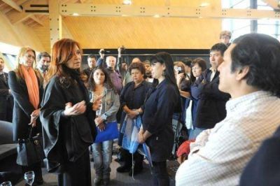 Desde Ushuaia Cristina Fern�ndez solicit� "no boicotear a la Argentina"