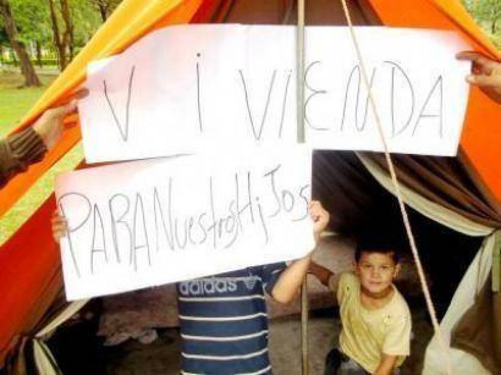EL COLORADO: Familias desalojadas acampan en la plaza 