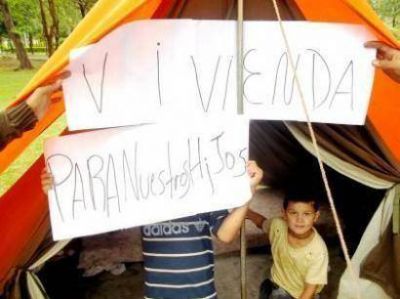 EL COLORADO: Familias desalojadas acampan en la plaza 