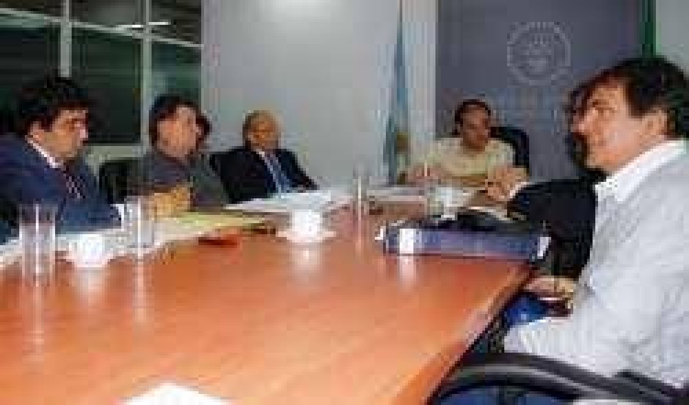 �valos se reuni� con la Comisi�n de Hacienda	