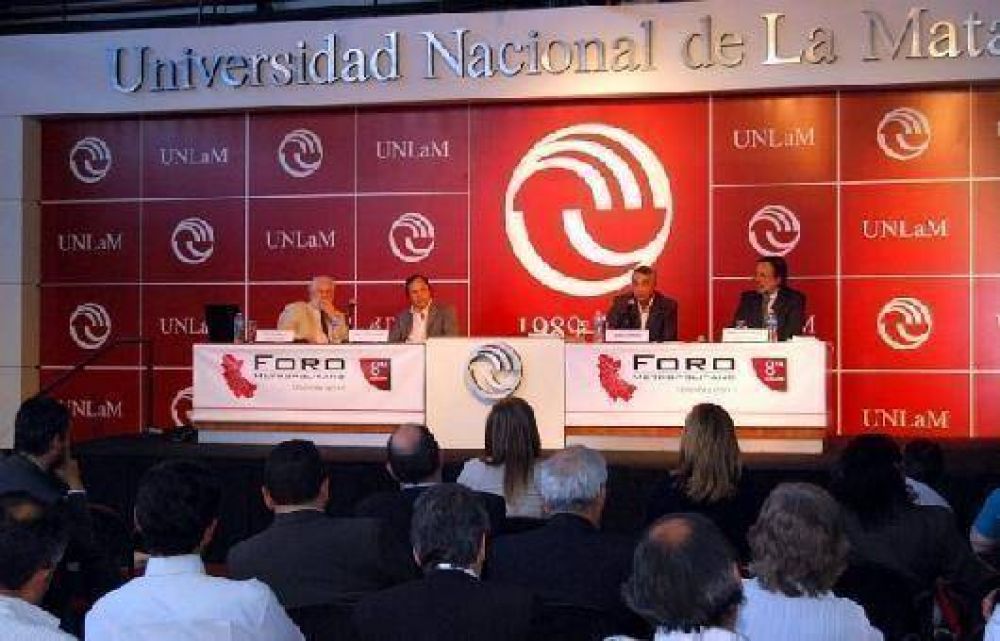 Brown present� su Programa de Fortalecimiento Institucional en el VIII Foro Metropolitano