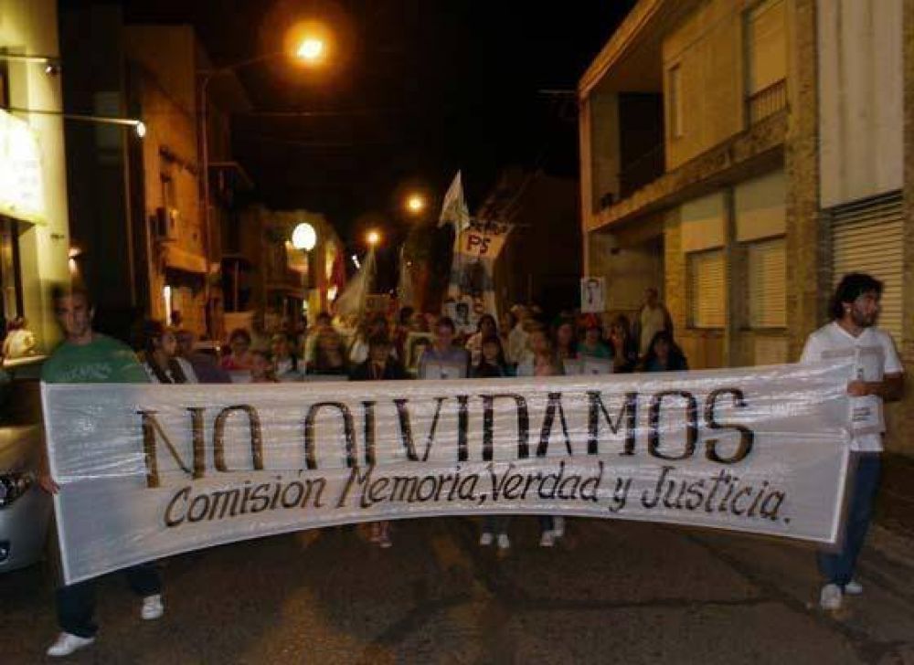  Colocan una placa para recordar que la Polic�a Federal local fue sede de torturas