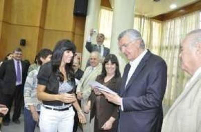 Presentaron el libro "Docentes del Bicentenario" y entregaron certificados de perfeccionamiento sobre miner�a