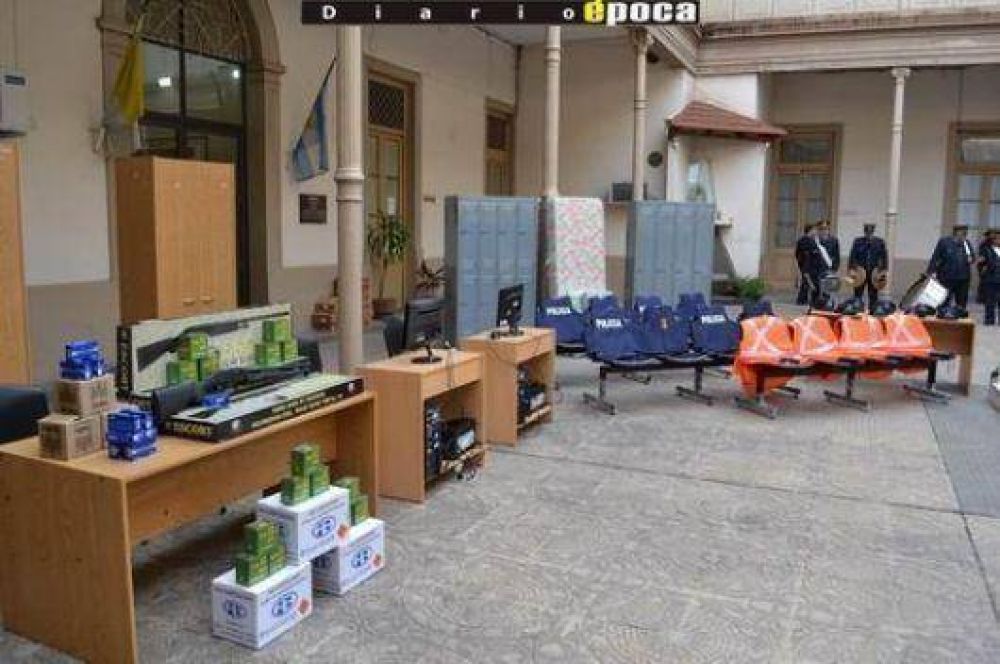 Reuni�n de ministros del NEA y entrega de equipos a la Polic�a