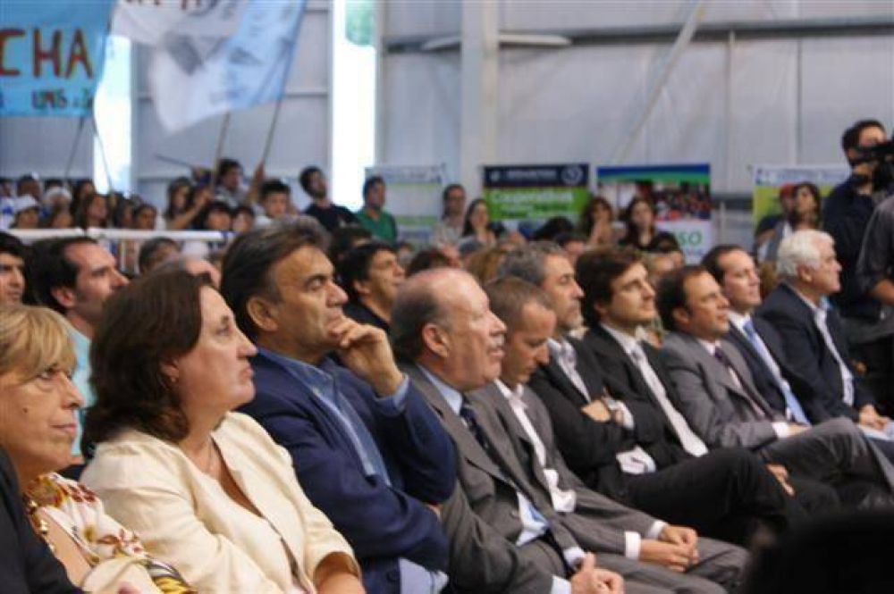 LUJ�N - LA INTENDENTA JUNTO A LAS COOPERATIVAS DE LUJAN EN LA JORNADA NACIONAL �ARGENTINA TRABAJA�, EN TECNOPOLIS