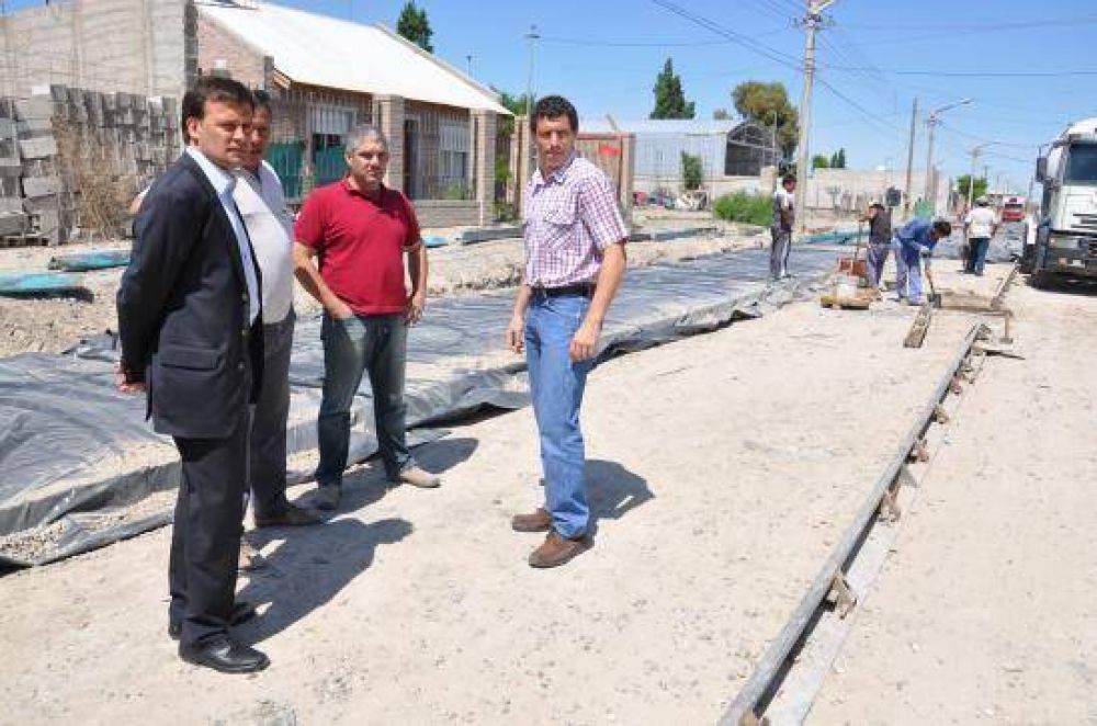 El intendente recorri� obras de pavimento en calle Centenario
