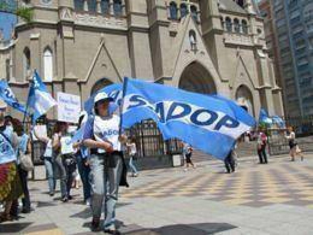 Docentes privados se manifestaron en la puerta del Obispado