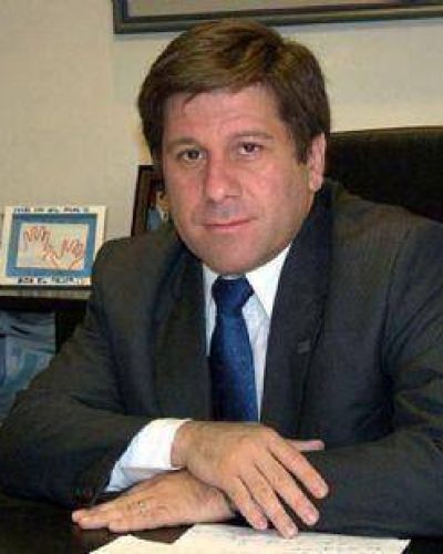 Los radicales quieren que Costa no vuelva a ser funcionario