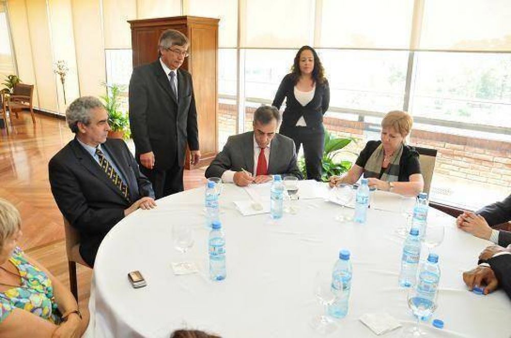 Firma de convenio entre Malvinas Argentinas y la Universidad Austral