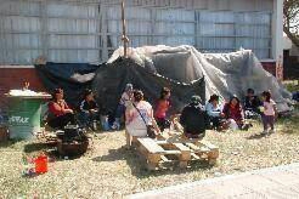 Siguen acampe de reclamo y esperan sumar desocupados