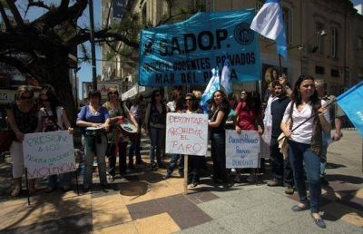Denunciaron que colegios cat�licos descuentan los d�as de paro docente