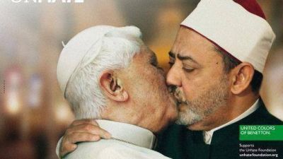 El Vaticano denuncia a Benetton por la foto del Papa bes�ndose con un im�n