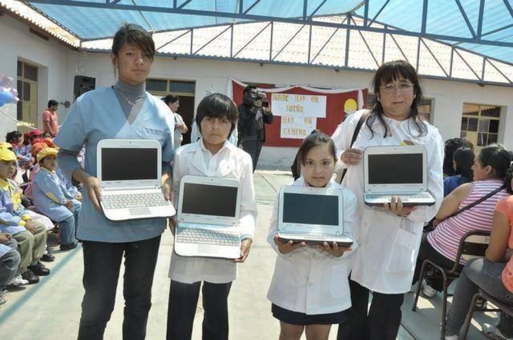 Inauguraciones, pavimento nuevo y entrega de netbooks en San Mart�n