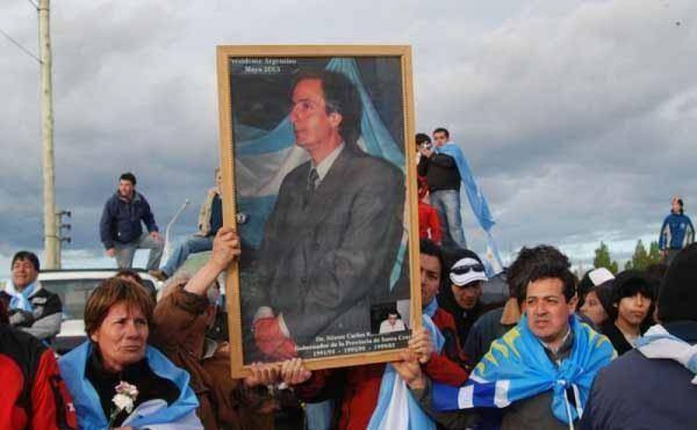 Jorge deposit� una corona en el mausoleo a Kirchner y respald� a CFK 