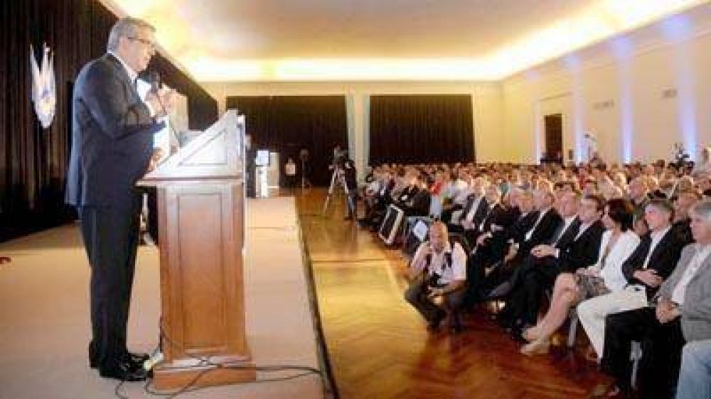"El pa�s apuesta a la producci�n en un mundo que se cae a pedazos"