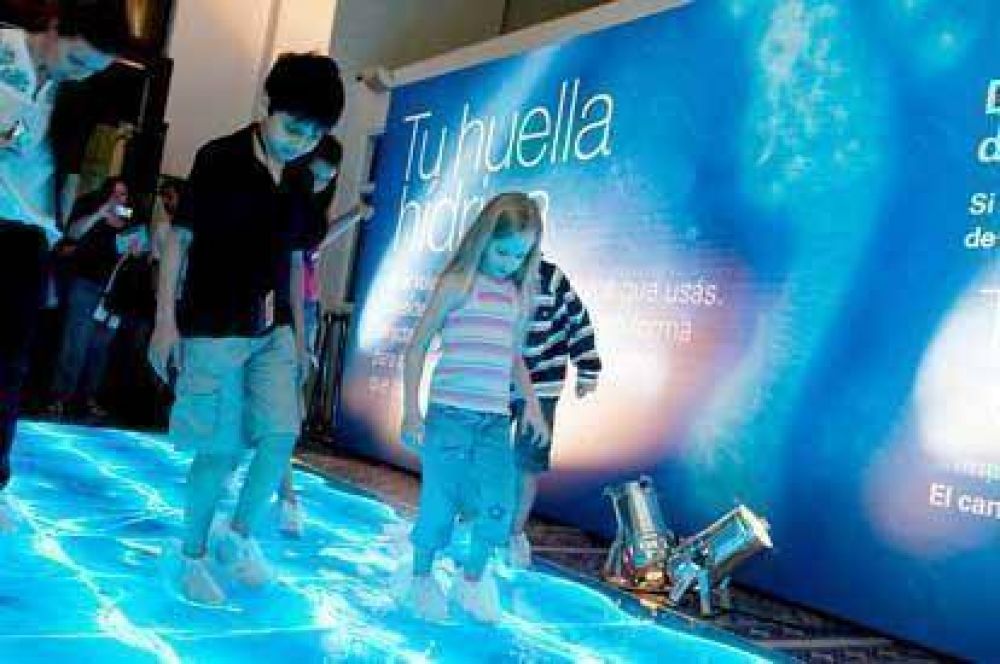 Palacio de las Aguas Corrientes: cinco mil personas asistieron a la premier de la obra �Huellas de agua� en la noche de los museos
