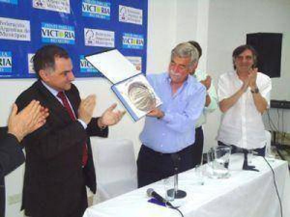 Pereyra particip� en Santa Cruz del homenaje a Kirchner y se reuni� en Viedma con intendentes 