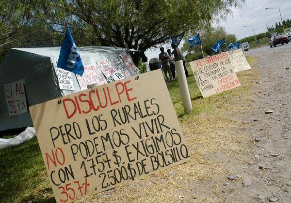 Rurales contin�an con la protesta a la vera de la ruta