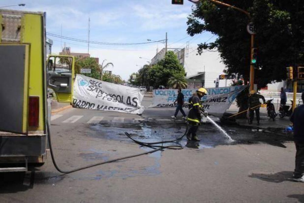 Piquete y manifestaci�n de UOCRA a 50 metros del hospital San Felipe