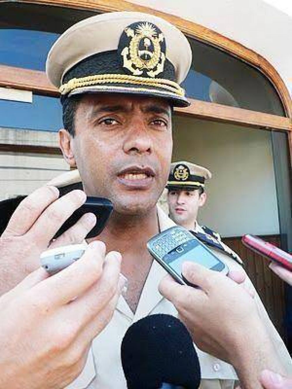 'Hab�an observado que la orilla de la isla estaba horadada por el r�o' 