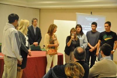 Estudiantes y empresarios analizaron el rol de la industria en el desarrollo de la ciudad