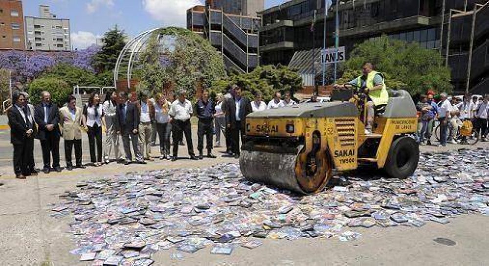 SE DESTRUYERON 43 MIL CDs Y DVDs FALSIFICADOS