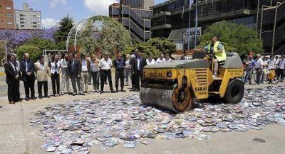 SE DESTRUYERON 43 MIL CDs Y DVDs FALSIFICADOS
