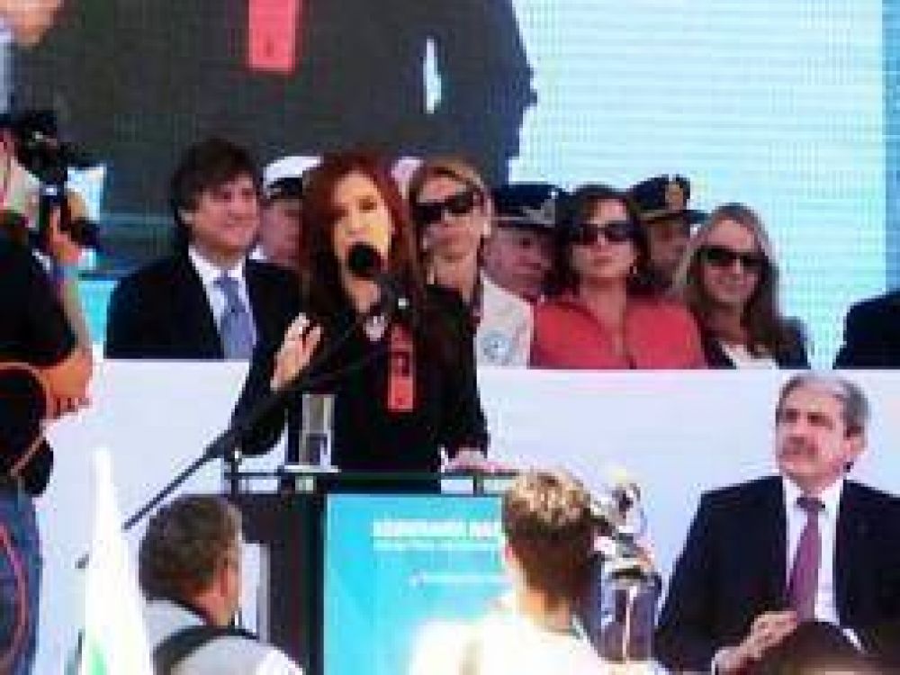 Cristina y Scioli encabezaron el acto en Vuelta de Obligado por el D�a de la Soberan�a