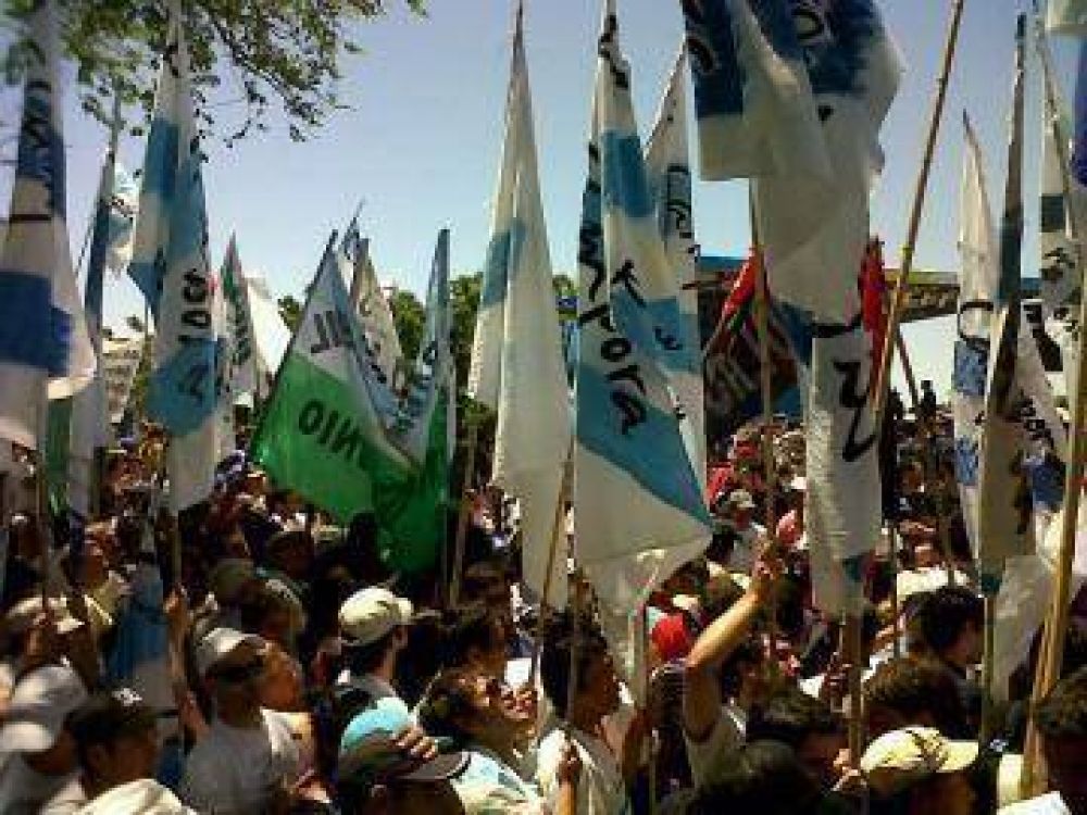 Andr�s Larroque de La C�mpora: "Defender nuestra soberan�a, como hizo N�stor Kirchner"