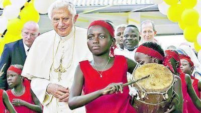 En Africa, el Papa equipar� al sida con el analfabetismo