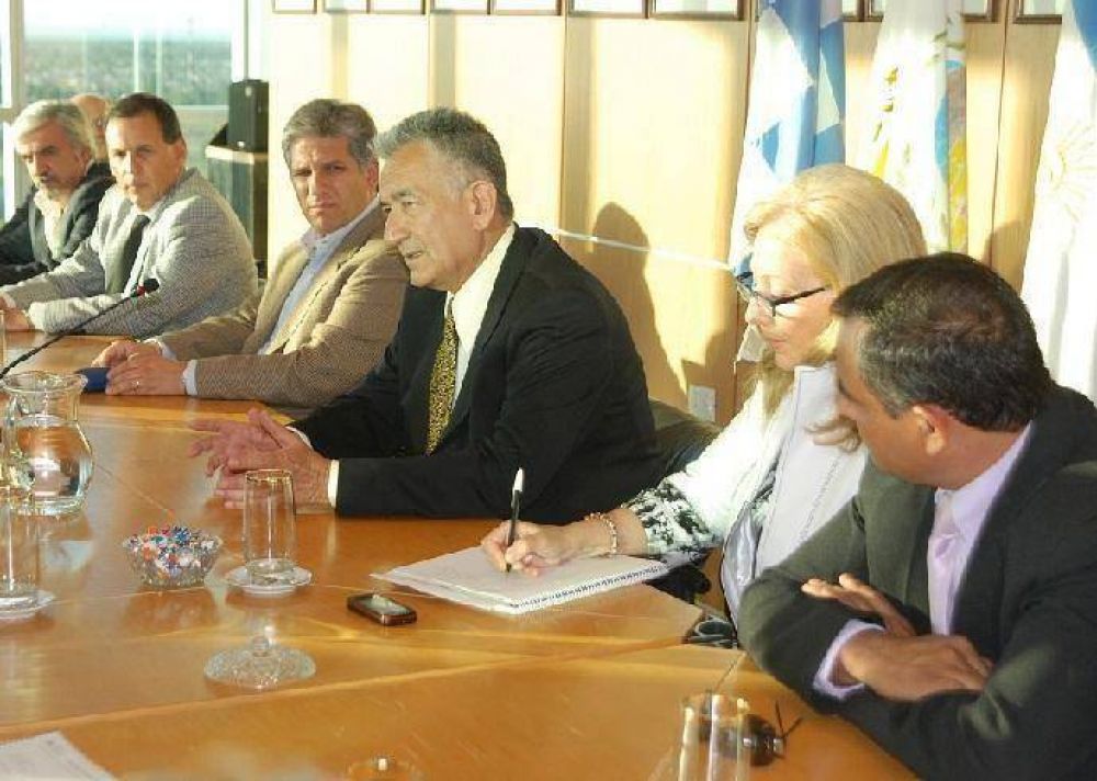 Ponce particip� de una reuni�n en Terrazas del Portezuelo