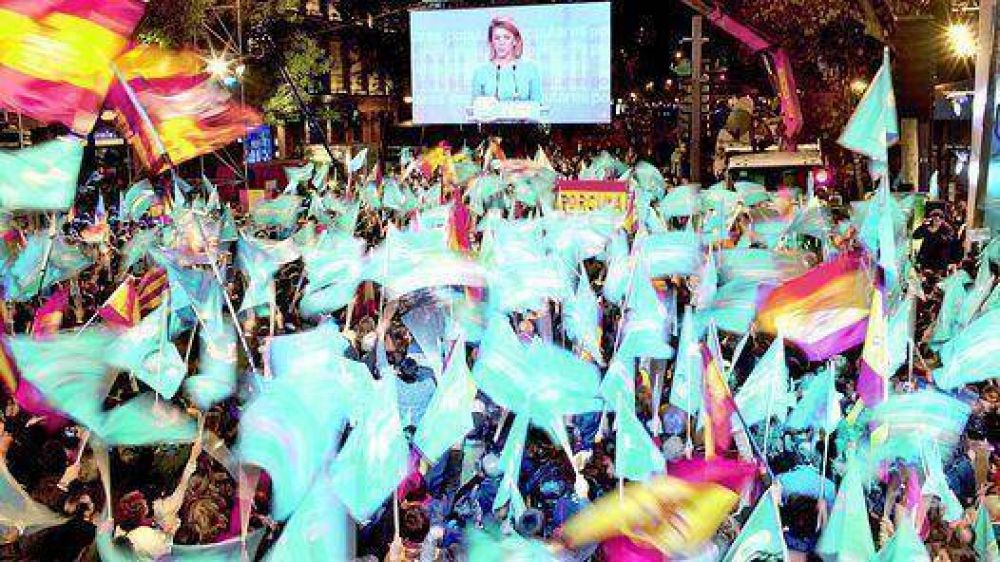 Euforia de los militantes del PP, con la mirada puesta en el futuro