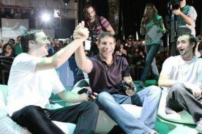 Mart�n Palermo golea hasta con la play en Tecn�polis 