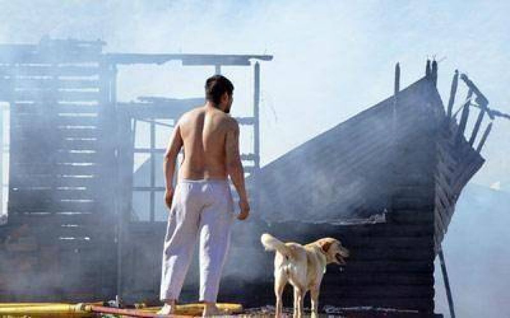 Sac� a sus hijos y su mujer por una ventana para salvarlos del incendio