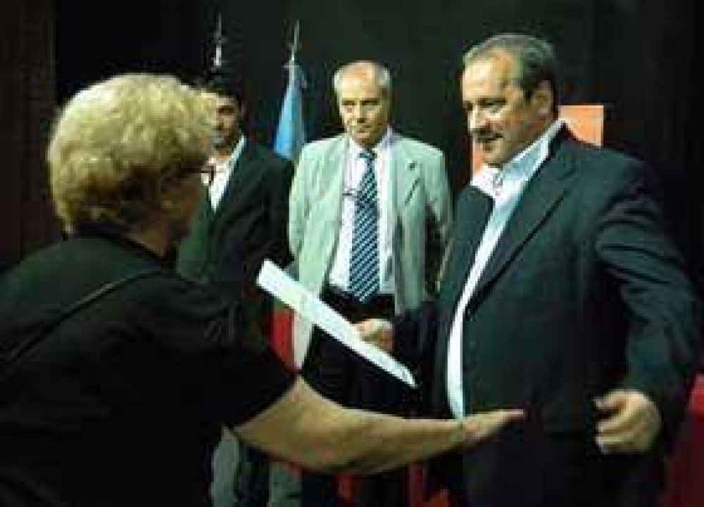 Infraestructura entreg� m�s de 100 escrituras a familias de Lan�s 