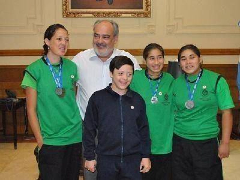 Chicos del CARIDI ganaron medallas y compartieron logros con el gobernador