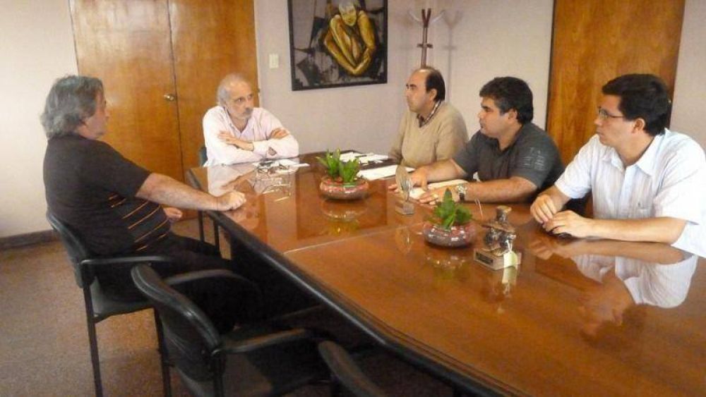 Luis jacobo se reuni� con representantes del gremio AMET